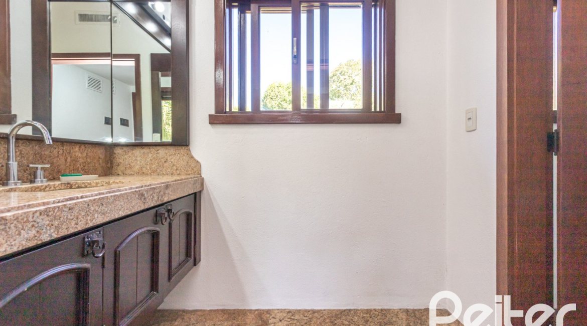 Casa em Condomínio à venda com 600m², 4 dormitórios, 4 suítes, 6 vagas, no bairro Cavalhada em PORTO ALEGRE