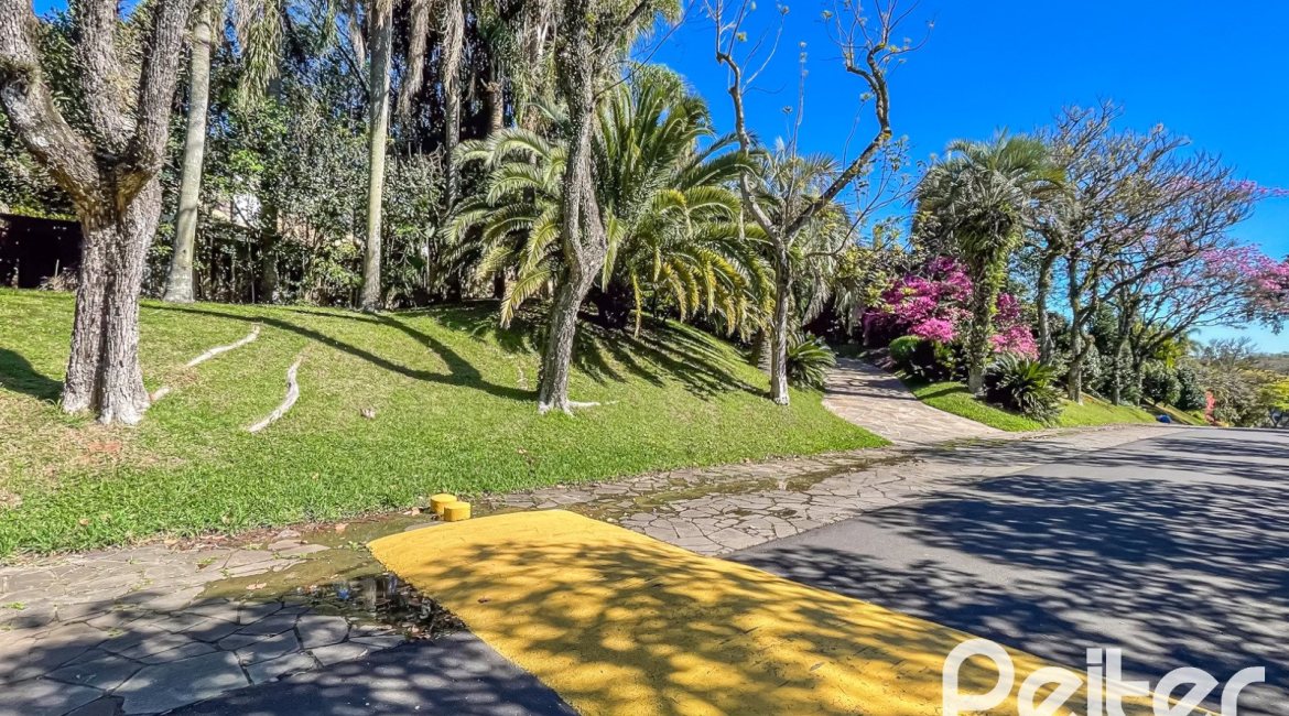 Casa em Condomínio à venda com 600m², 4 dormitórios, 4 suítes, 6 vagas, no bairro Cavalhada em PORTO ALEGRE
