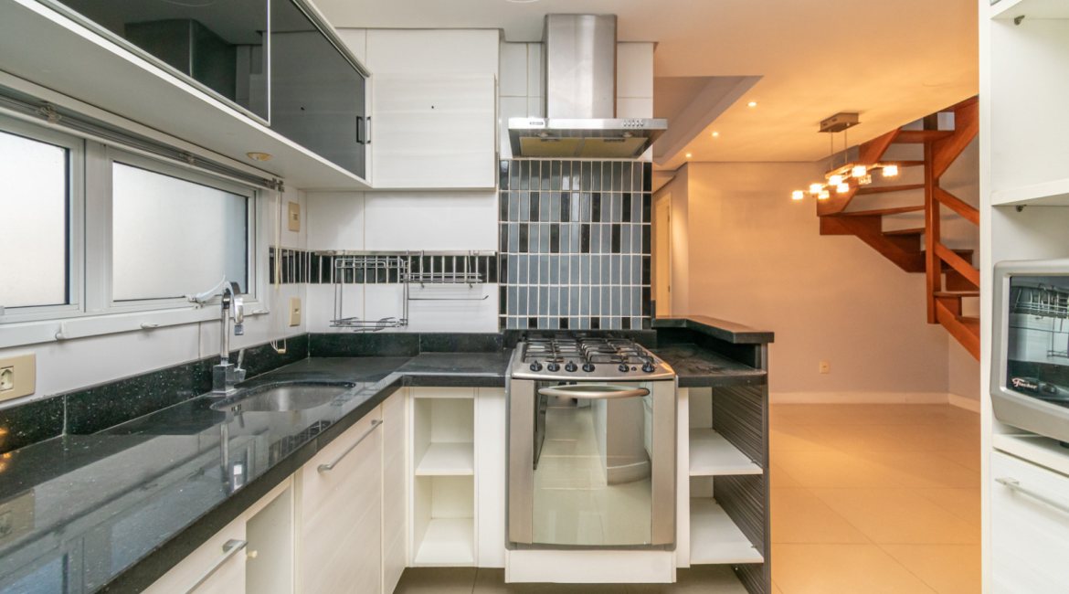 Cobertura à venda com 150m², 3 dormitórios, 1 suíte, 2 vagas, no bairro Tristeza em Porto Alegre