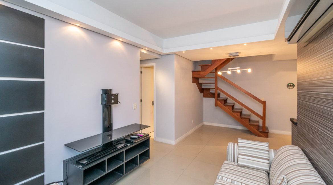 Cobertura à venda com 150m², 3 dormitórios, 1 suíte, 2 vagas, no bairro Tristeza em Porto Alegre