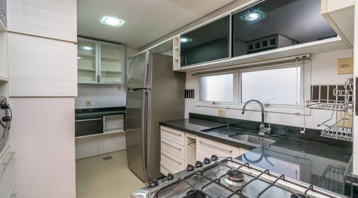 Cobertura à venda com 150m², 3 dormitórios, 1 suíte, 2 vagas, no bairro Tristeza em Porto Alegre