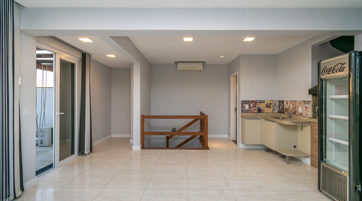 Cobertura à venda com 150m², 3 dormitórios, 1 suíte, 2 vagas, no bairro Tristeza em Porto Alegre