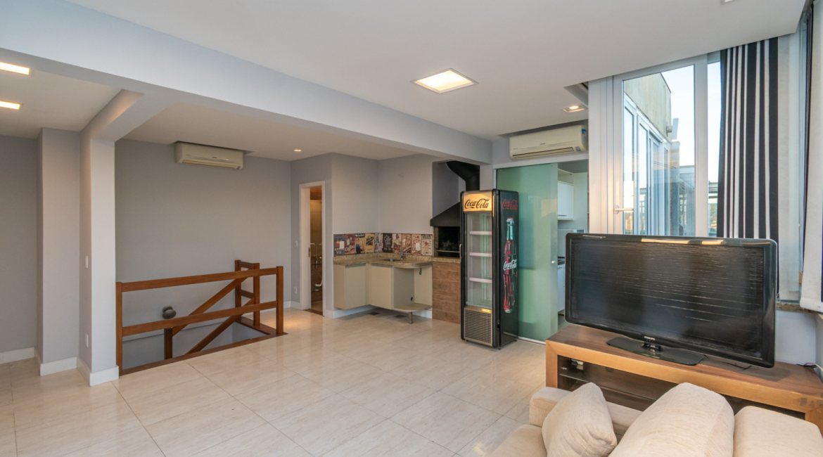 Cobertura à venda com 150m², 3 dormitórios, 1 suíte, 2 vagas, no bairro Tristeza em Porto Alegre