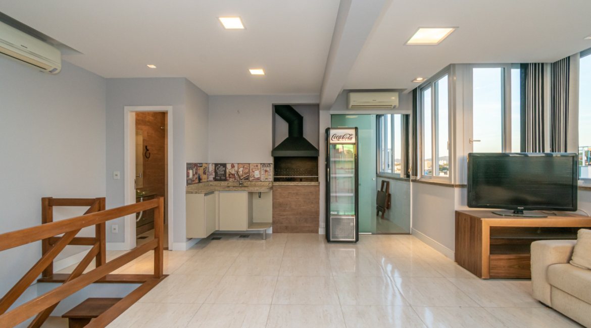 Cobertura à venda com 150m², 3 dormitórios, 1 suíte, 2 vagas, no bairro Tristeza em Porto Alegre