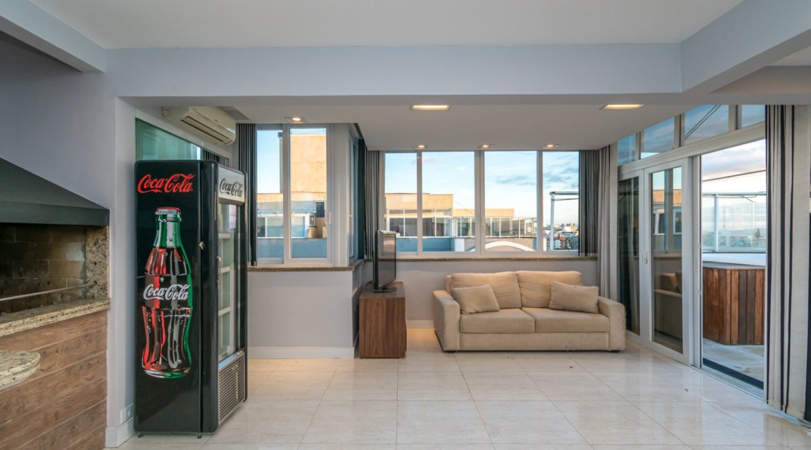 Cobertura à venda com 150m², 3 dormitórios, 1 suíte, 2 vagas, no bairro Tristeza em Porto Alegre