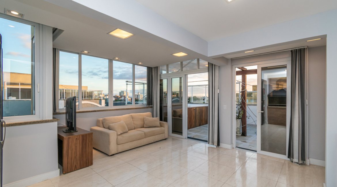 Cobertura à venda com 150m², 3 dormitórios, 1 suíte, 2 vagas, no bairro Tristeza em Porto Alegre