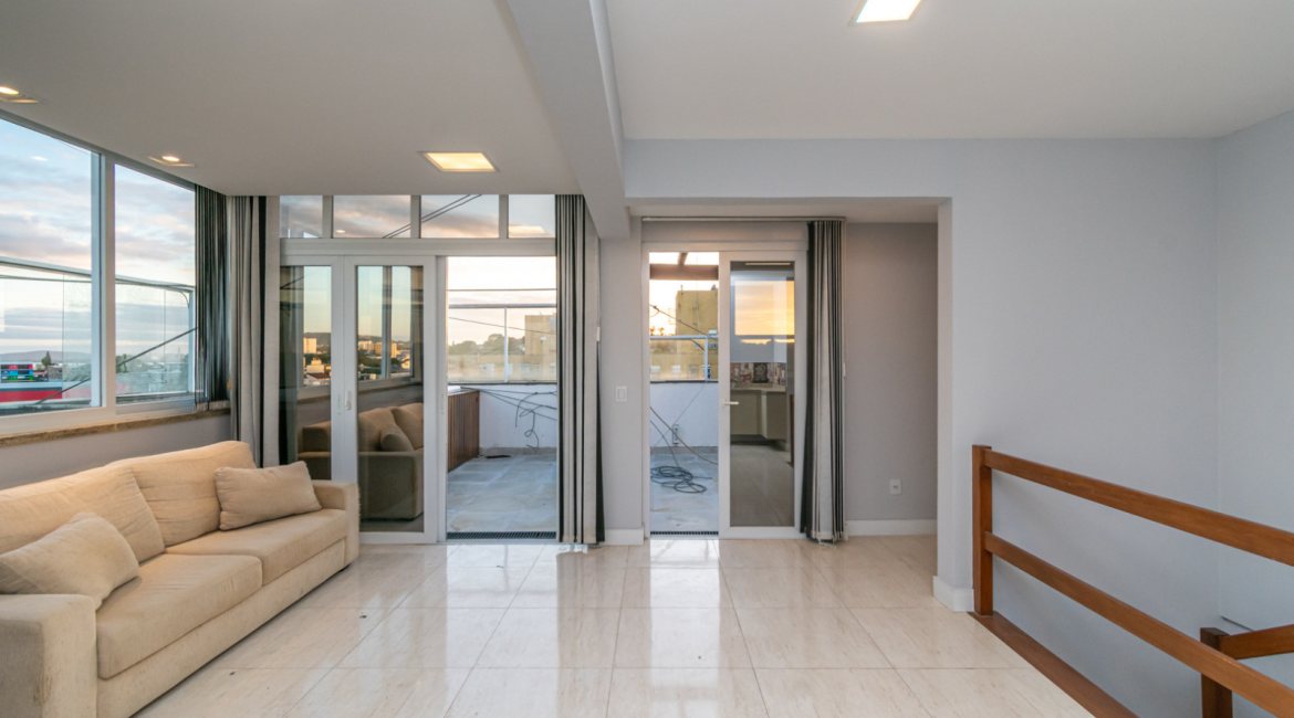 Cobertura à venda com 150m², 3 dormitórios, 1 suíte, 2 vagas, no bairro Tristeza em Porto Alegre