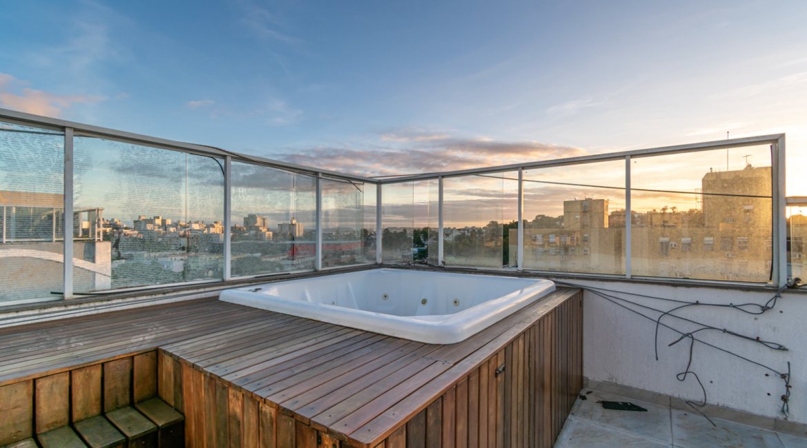 Cobertura à venda com 150m², 3 dormitórios, 1 suíte, 2 vagas, no bairro Tristeza em Porto Alegre