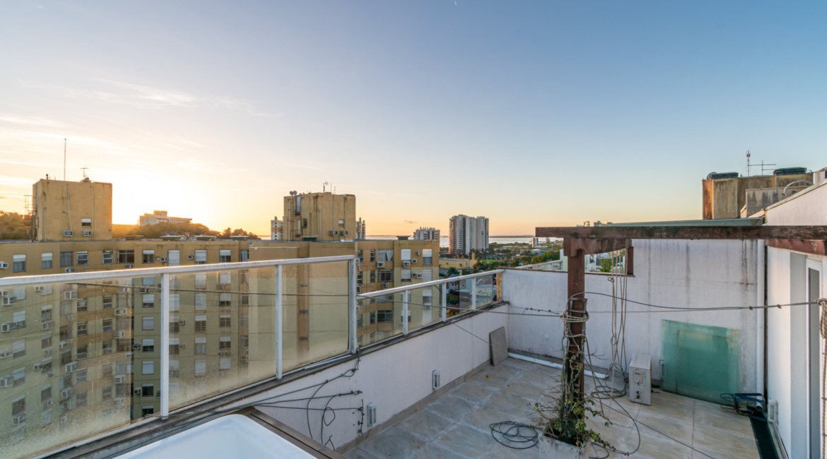 Cobertura à venda com 150m², 3 dormitórios, 1 suíte, 2 vagas, no bairro Tristeza em Porto Alegre