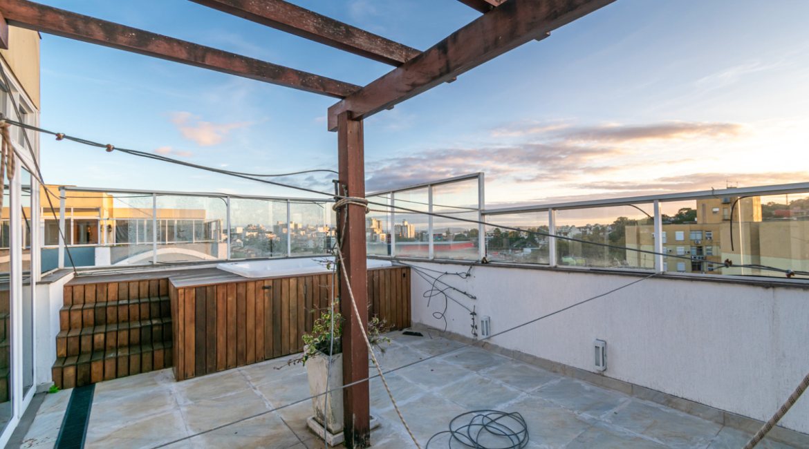 Cobertura à venda com 150m², 3 dormitórios, 1 suíte, 2 vagas, no bairro Tristeza em Porto Alegre