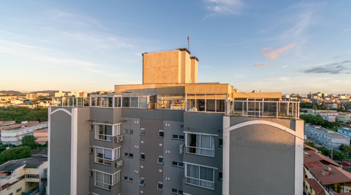 Cobertura à venda com 150m², 3 dormitórios, 1 suíte, 2 vagas, no bairro Tristeza em Porto Alegre