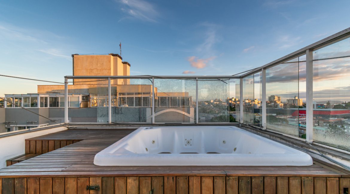 Cobertura à venda com 150m², 3 dormitórios, 1 suíte, 2 vagas, no bairro Tristeza em Porto Alegre