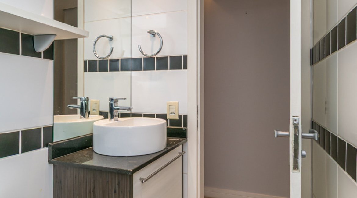 Cobertura à venda com 150m², 3 dormitórios, 1 suíte, 2 vagas, no bairro Tristeza em Porto Alegre