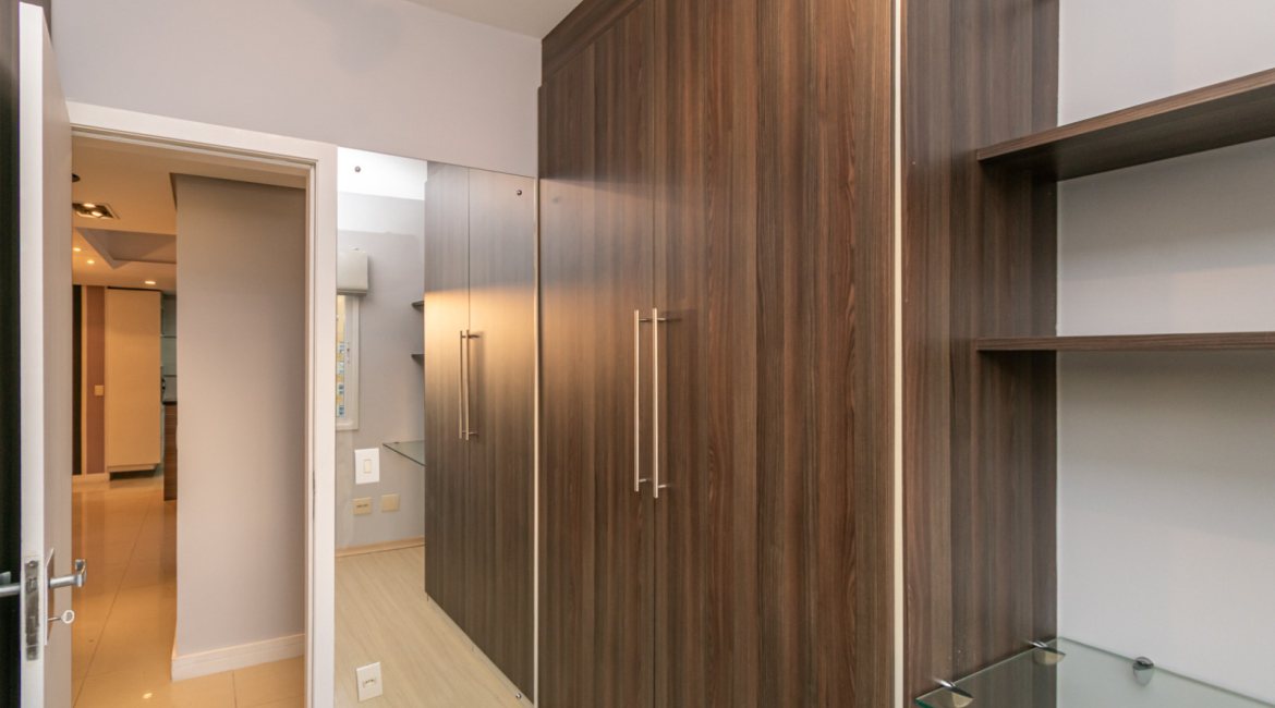 Cobertura à venda com 150m², 3 dormitórios, 1 suíte, 2 vagas, no bairro Tristeza em Porto Alegre