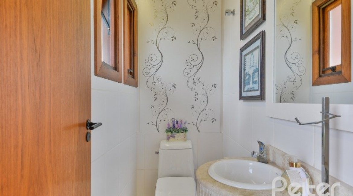 Casa em Condomínio à venda com 382m², 4 dormitórios, 1 suíte, 3 vagas, no bairro Cristal em PORTO ALEGRE