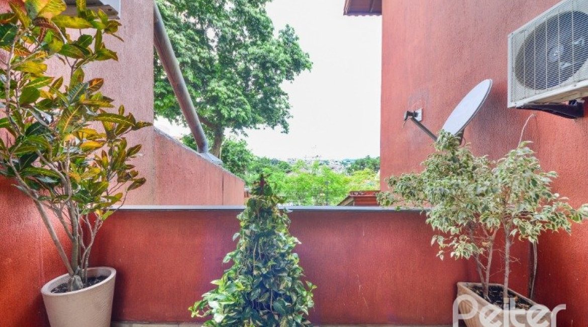 Casa em Condomínio à venda com 382m², 4 dormitórios, 1 suíte, 3 vagas, no bairro Cristal em PORTO ALEGRE