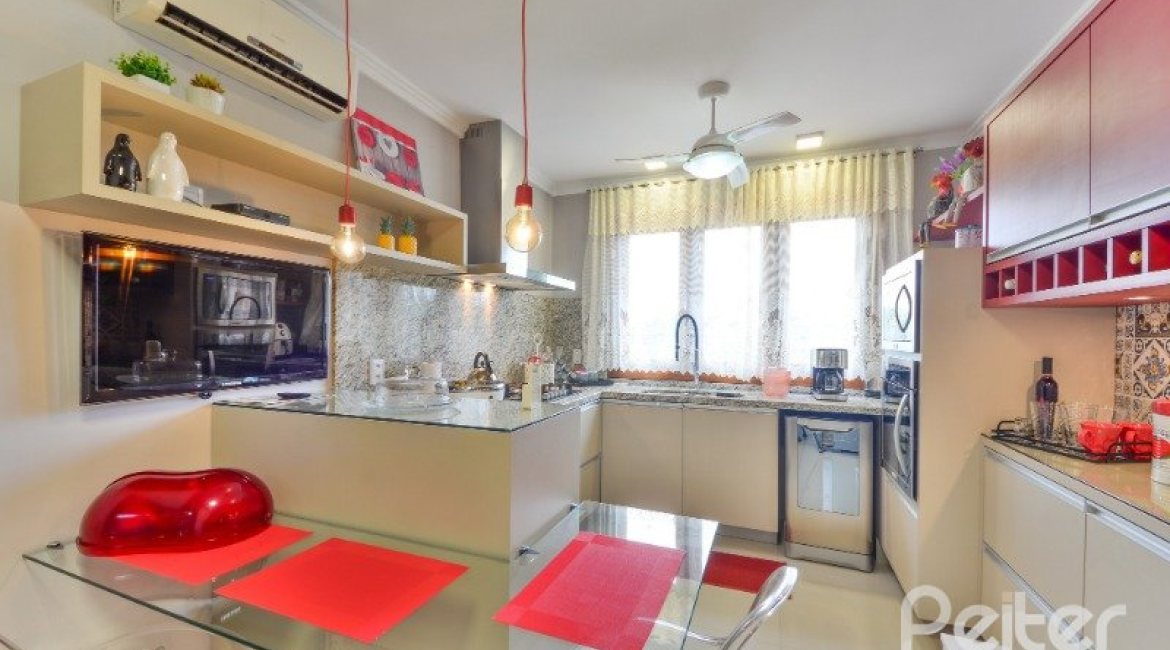 Casa em Condomínio à venda com 382m², 4 dormitórios, 1 suíte, 3 vagas, no bairro Cristal em PORTO ALEGRE