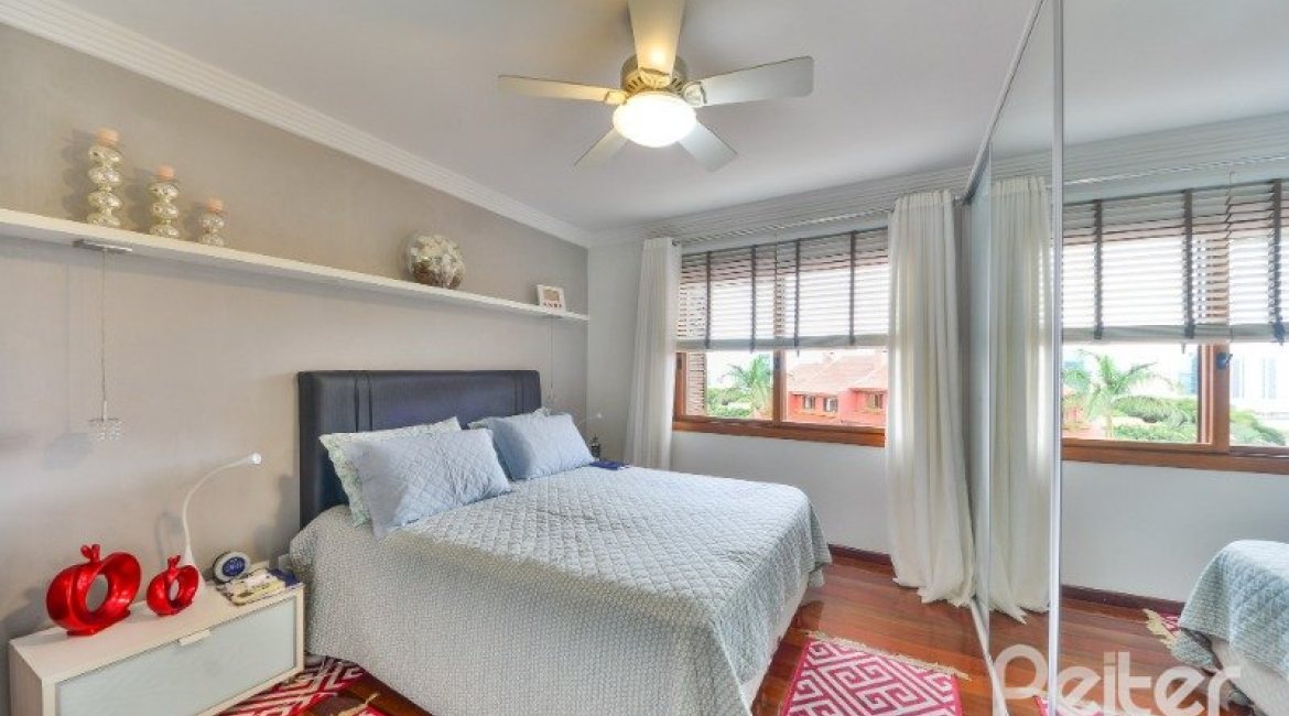 Casa em Condomínio à venda com 382m², 4 dormitórios, 1 suíte, 3 vagas, no bairro Cristal em PORTO ALEGRE