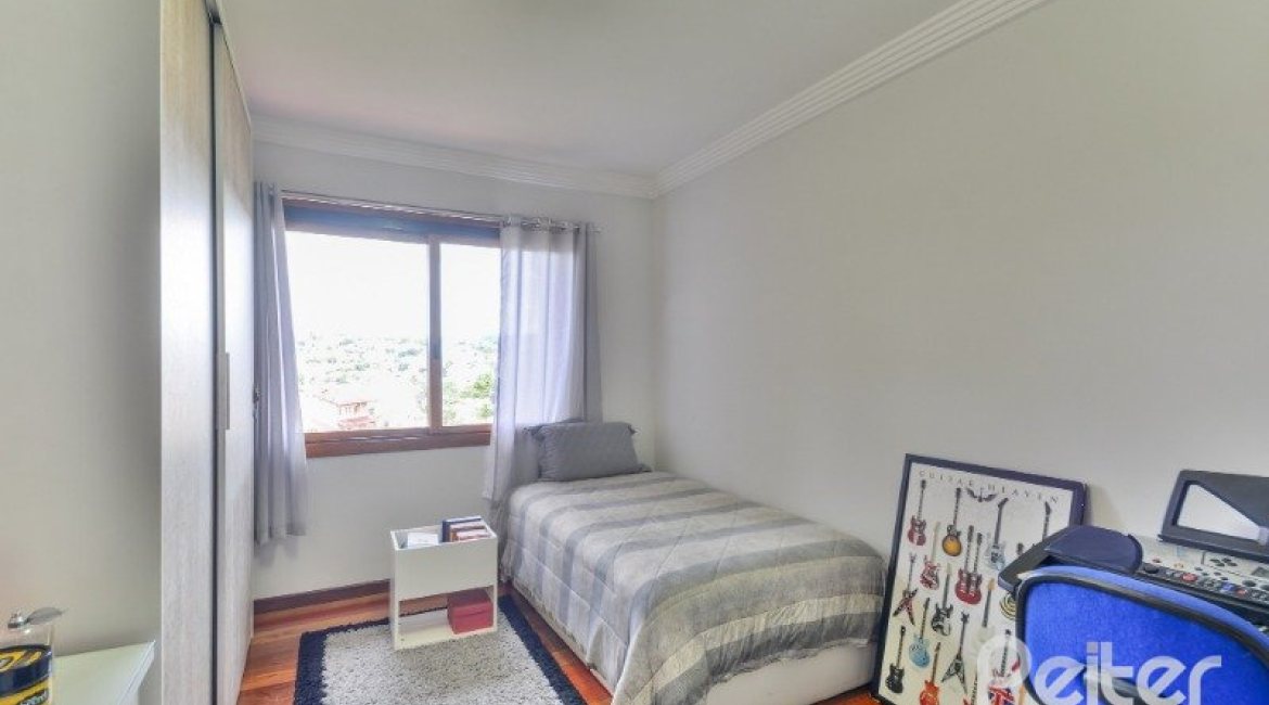 Casa em Condomínio à venda com 382m², 4 dormitórios, 1 suíte, 3 vagas, no bairro Cristal em PORTO ALEGRE