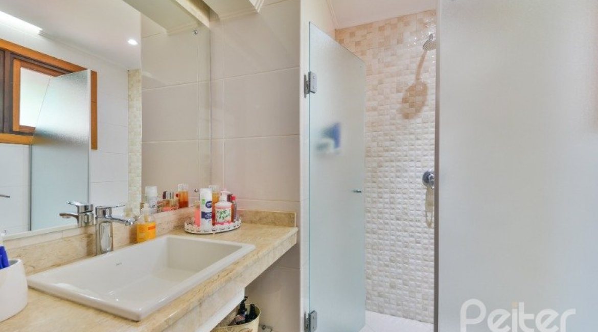 Casa em Condomínio à venda com 382m², 4 dormitórios, 1 suíte, 3 vagas, no bairro Cristal em PORTO ALEGRE