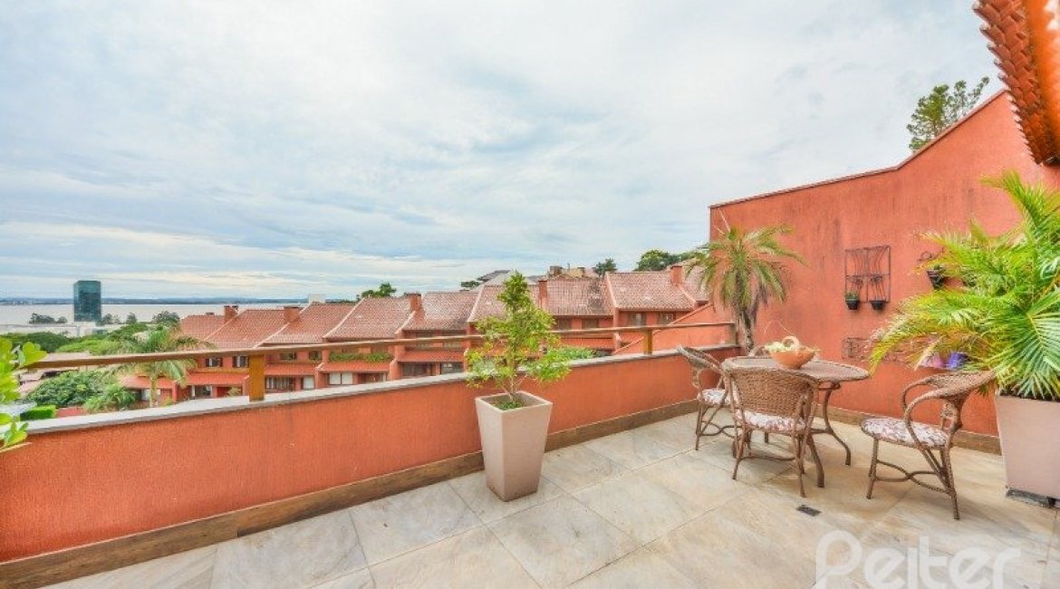 Casa em Condomínio à venda com 382m², 4 dormitórios, 1 suíte, 3 vagas, no bairro Cristal em PORTO ALEGRE