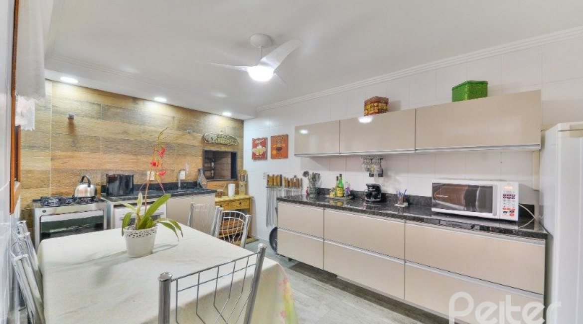 Casa em Condomínio à venda com 382m², 4 dormitórios, 1 suíte, 3 vagas, no bairro Cristal em PORTO ALEGRE