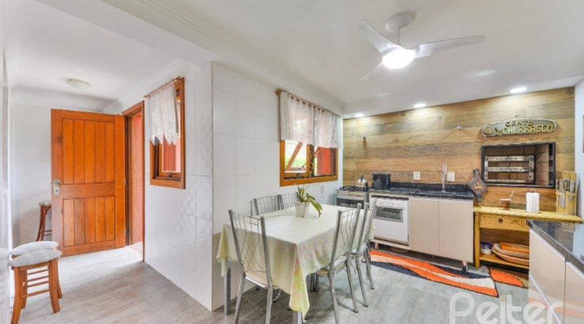 Casa em Condomínio à venda com 382m², 4 dormitórios, 1 suíte, 3 vagas, no bairro Cristal em PORTO ALEGRE