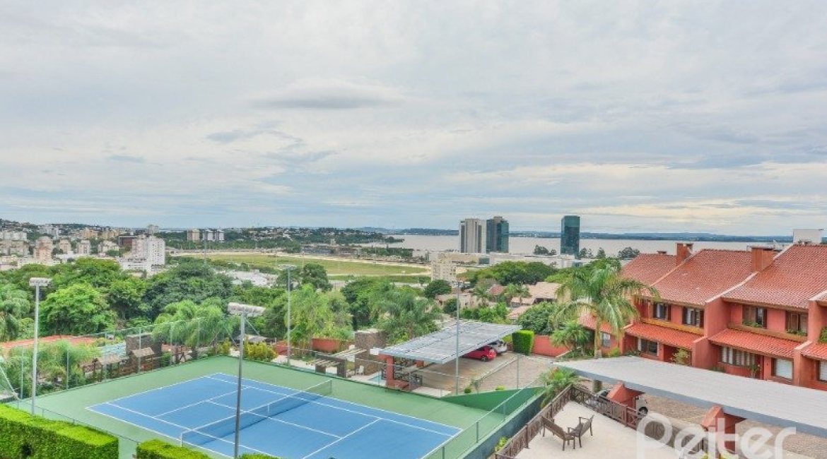 Casa em Condomínio à venda com 382m², 4 dormitórios, 1 suíte, 3 vagas, no bairro Cristal em PORTO ALEGRE