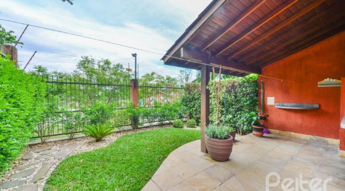 Casa em Condomínio à venda com 382m², 4 dormitórios, 1 suíte, 3 vagas, no bairro Cristal em PORTO ALEGRE