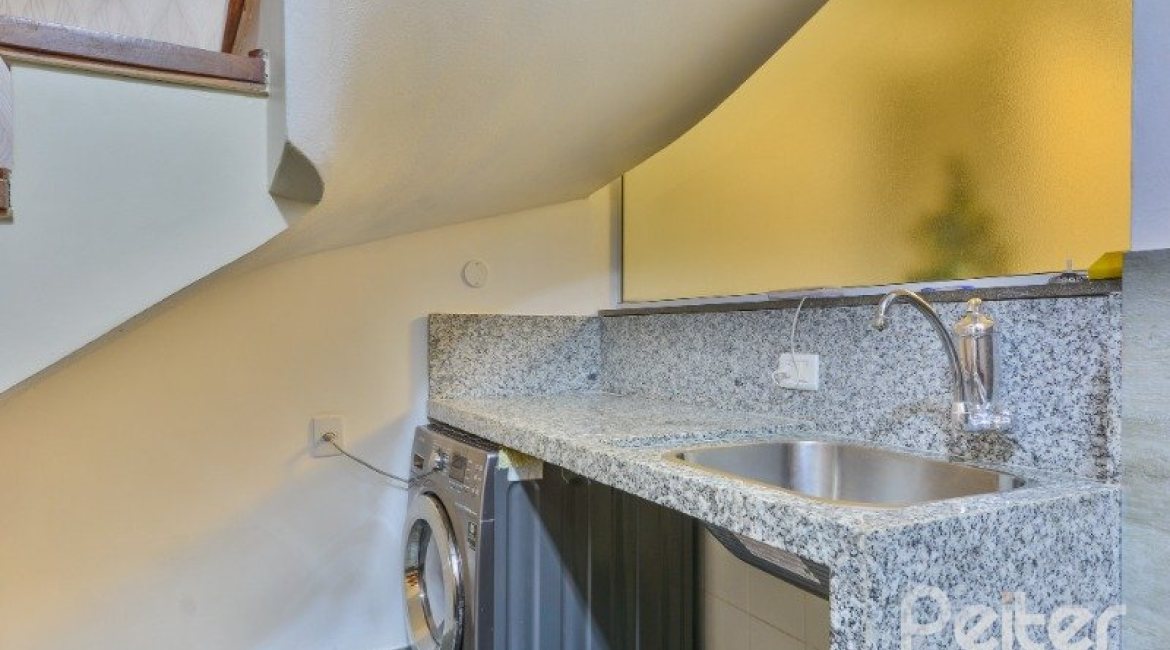 Casa em Condomínio à venda com 382m², 4 dormitórios, 1 suíte, 3 vagas, no bairro Cristal em PORTO ALEGRE