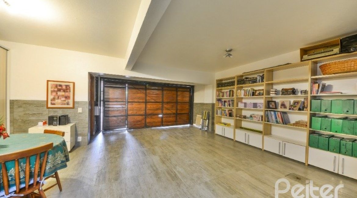 Casa em Condomínio à venda com 382m², 4 dormitórios, 1 suíte, 3 vagas, no bairro Cristal em PORTO ALEGRE