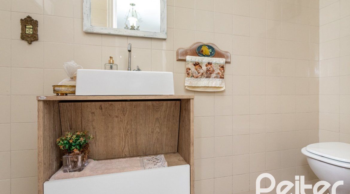 Casa em Condomínio à venda com 198m², 3 dormitórios, 1 suíte, 3 vagas, no bairro Ipanema em Porto Alegre