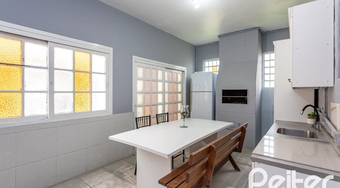Casa em Condomínio à venda com 198m², 3 dormitórios, 1 suíte, 3 vagas, no bairro Ipanema em Porto Alegre