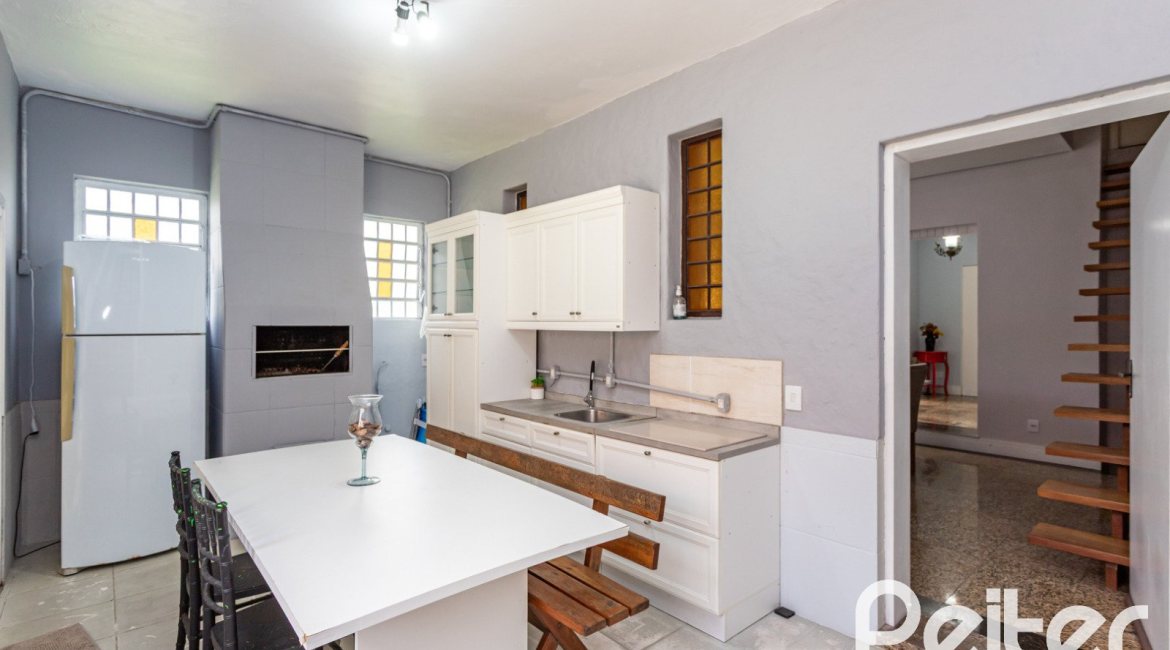 Casa em Condomínio à venda com 198m², 3 dormitórios, 1 suíte, 3 vagas, no bairro Ipanema em Porto Alegre