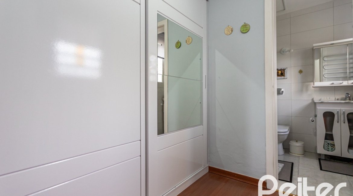 Casa em Condomínio à venda com 198m², 3 dormitórios, 1 suíte, 3 vagas, no bairro Ipanema em Porto Alegre
