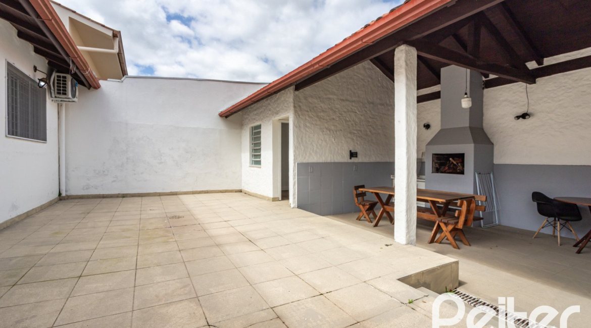 Casa em Condomínio à venda com 198m², 3 dormitórios, 1 suíte, 3 vagas, no bairro Ipanema em Porto Alegre