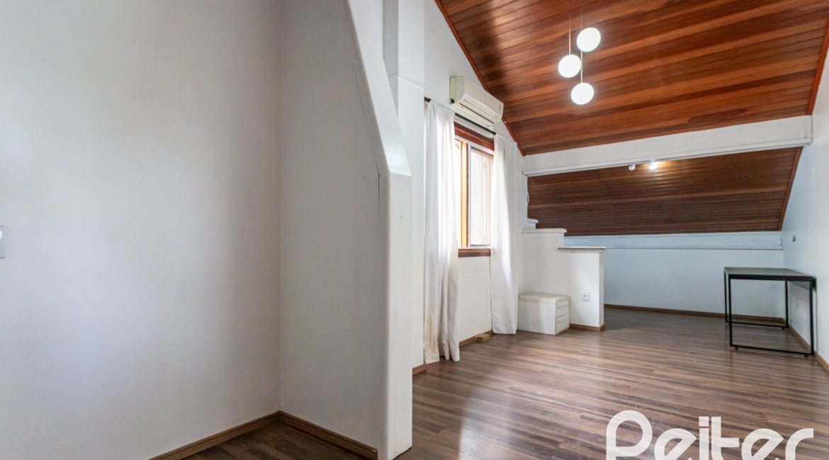 Casa em Condomínio à venda com 198m², 3 dormitórios, 1 suíte, 3 vagas, no bairro Ipanema em Porto Alegre