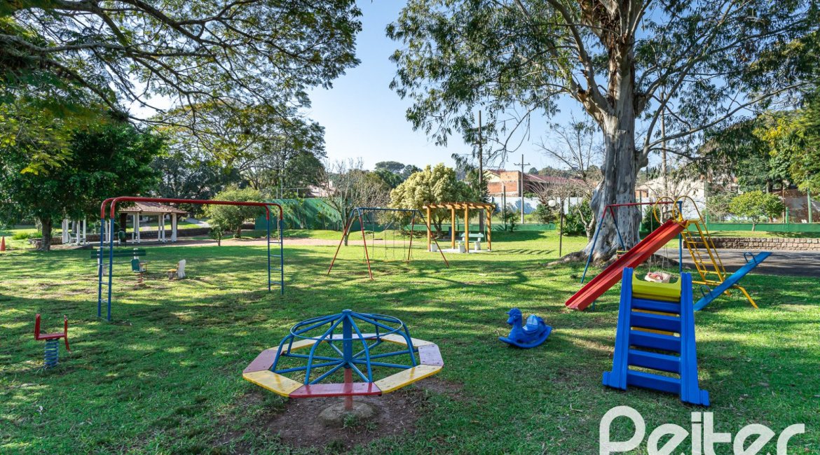Casa em Condomínio à venda com 198m², 3 dormitórios, 1 suíte, 3 vagas, no bairro Ipanema em Porto Alegre