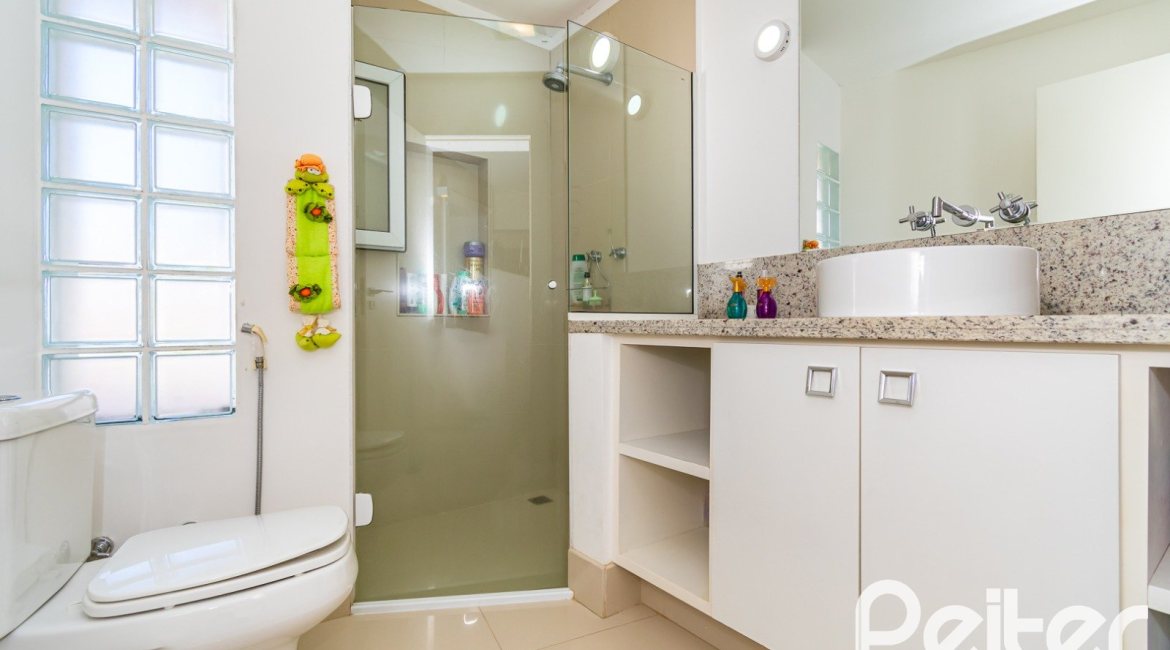 Casa em Condomínio à venda com 379m², 3 dormitórios, 1 suíte, 3 vagas, no bairro Nonoai em Porto Alegre