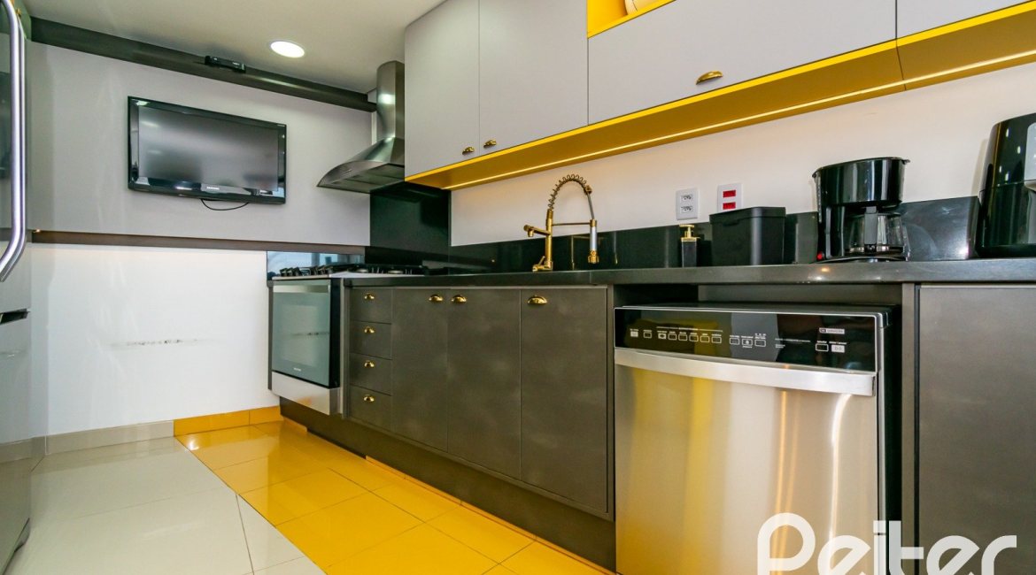 Casa em Condomínio à venda com 379m², 3 dormitórios, 1 suíte, 3 vagas, no bairro Nonoai em Porto Alegre