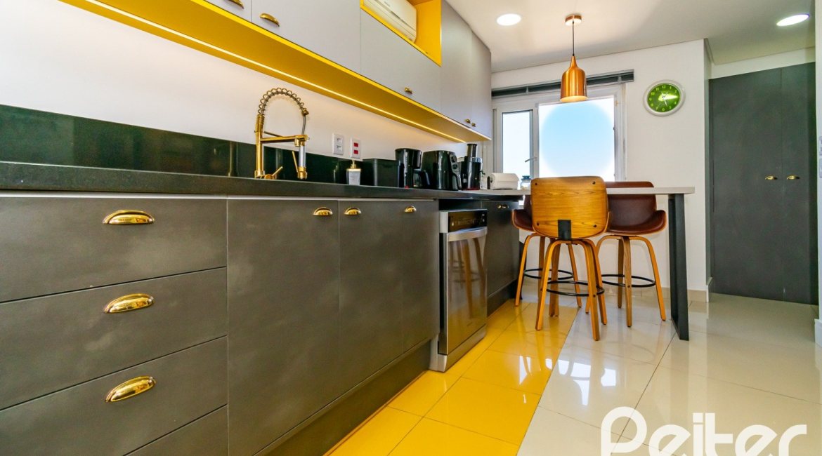 Casa em Condomínio à venda com 379m², 3 dormitórios, 1 suíte, 3 vagas, no bairro Nonoai em Porto Alegre