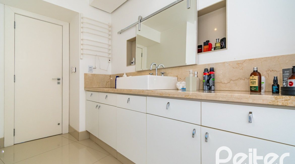 Casa em Condomínio à venda com 379m², 3 dormitórios, 1 suíte, 3 vagas, no bairro Nonoai em Porto Alegre