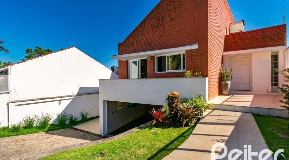 Casa em Condomínio à venda com 379m², 3 dormitórios, 1 suíte, 3 vagas, no bairro Nonoai em Porto Alegre