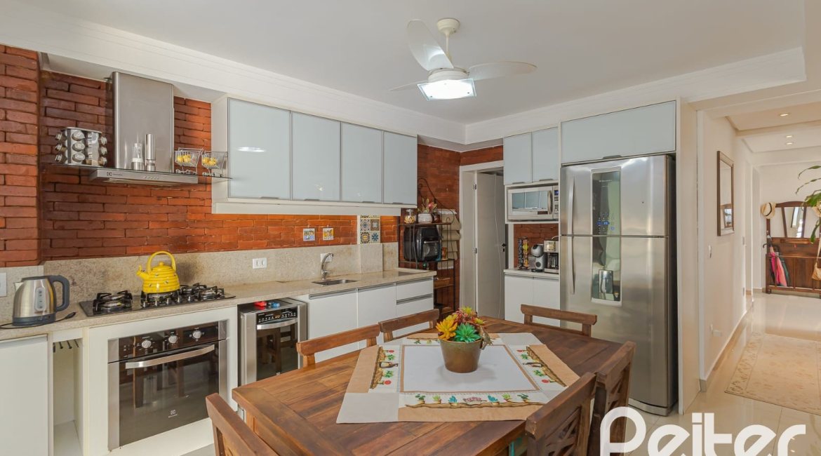 Casa à venda com 268m², 3 dormitórios, 2 suítes, 2 vagas, no bairro Ipanema em Porto Alegre