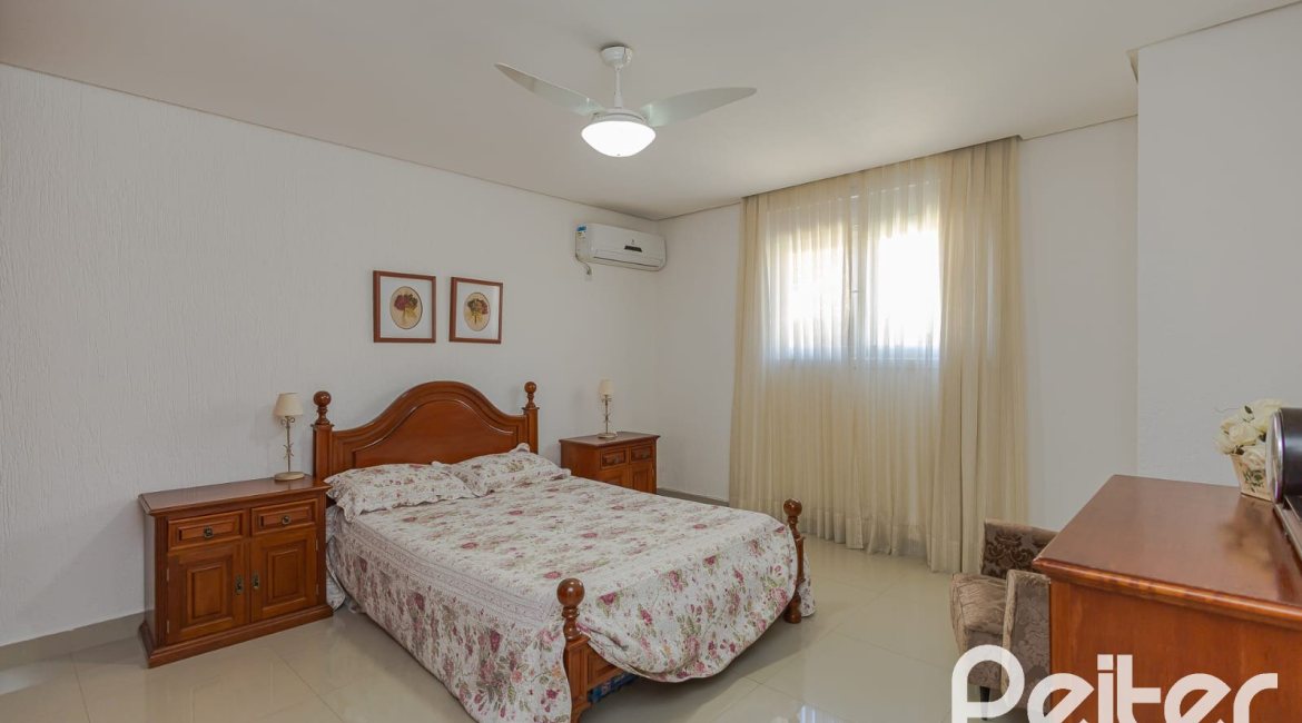 Casa à venda com 268m², 3 dormitórios, 2 suítes, 2 vagas, no bairro Ipanema em Porto Alegre