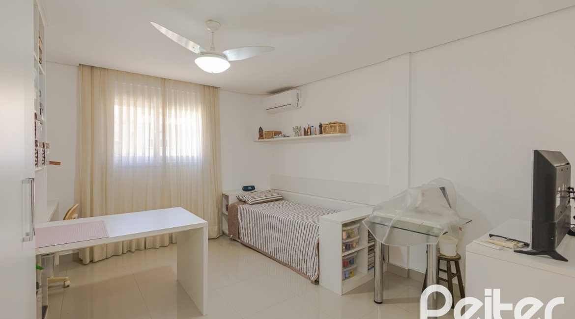 Casa à venda com 268m², 3 dormitórios, 2 suítes, 2 vagas, no bairro Ipanema em Porto Alegre