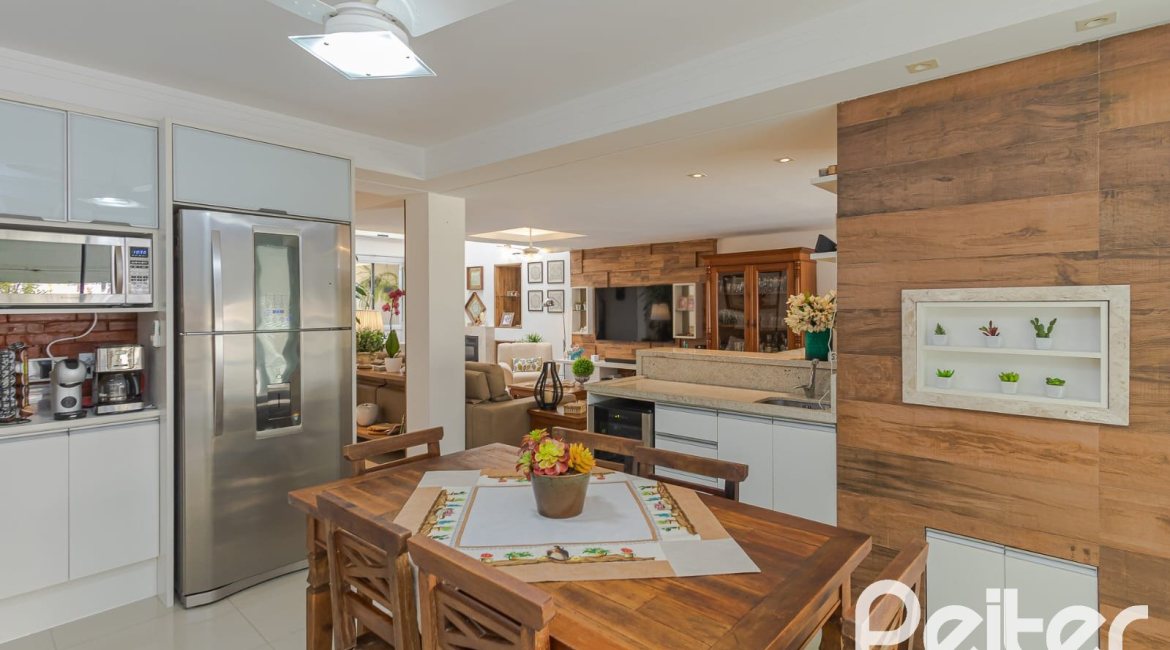 Casa à venda com 268m², 3 dormitórios, 2 suítes, 2 vagas, no bairro Ipanema em Porto Alegre