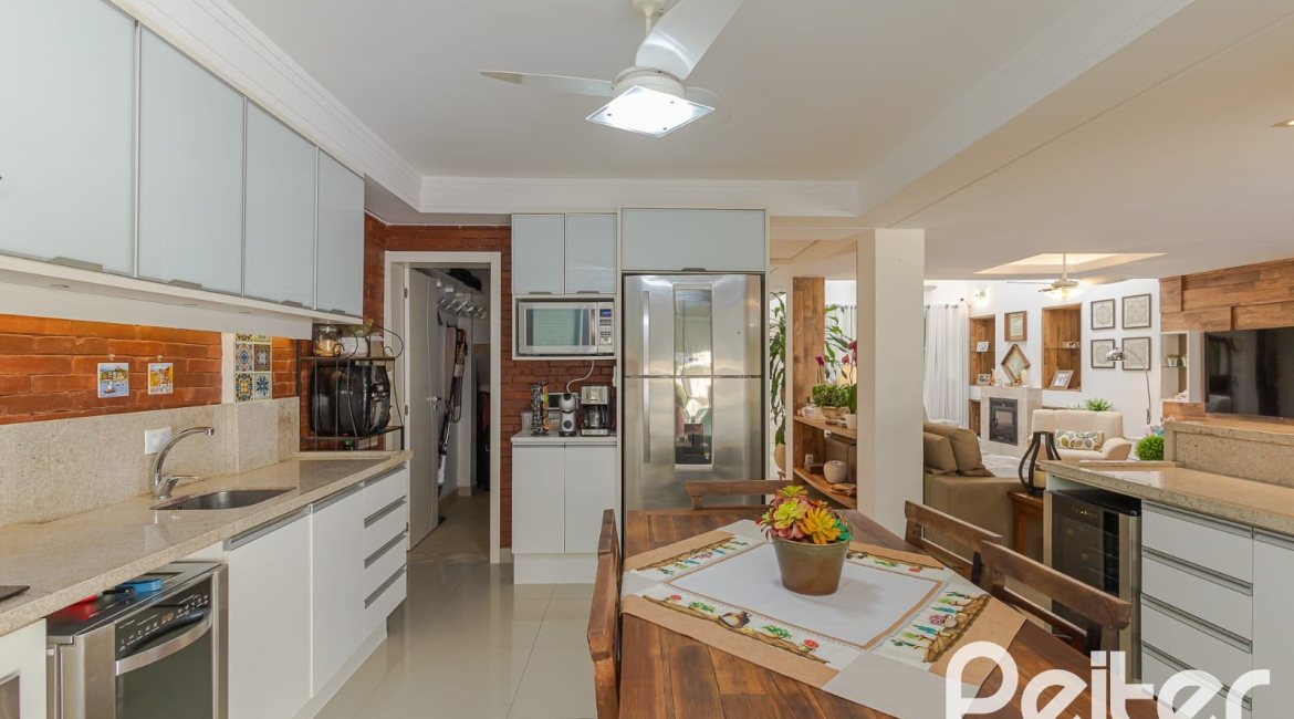 Casa à venda com 268m², 3 dormitórios, 2 suítes, 2 vagas, no bairro Ipanema em Porto Alegre