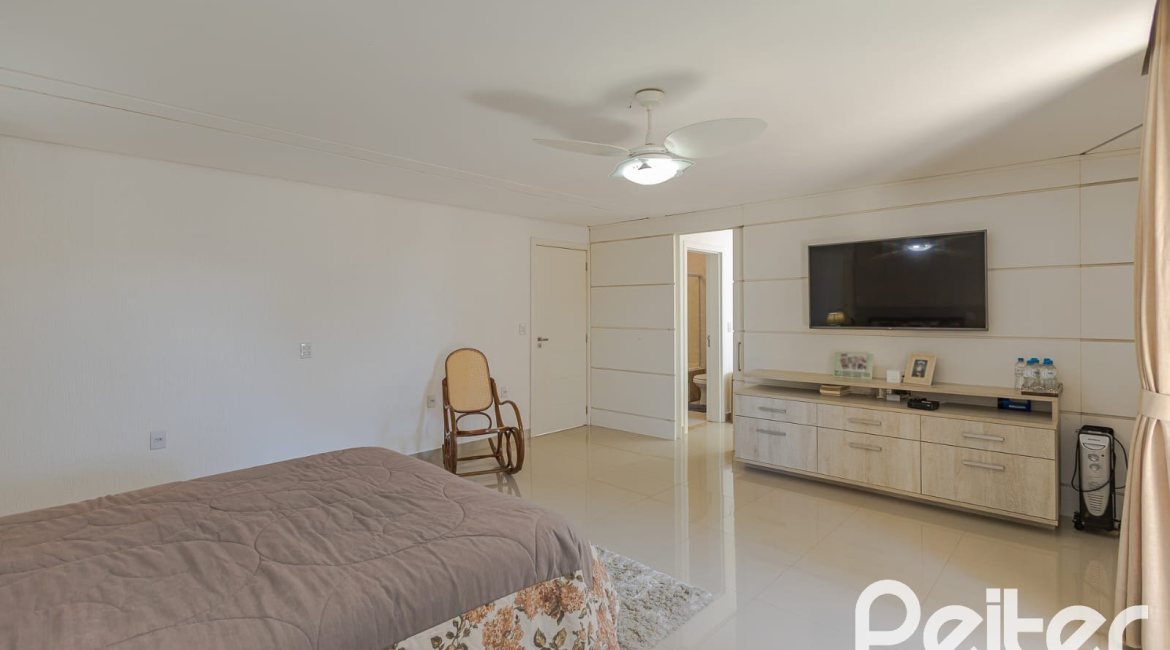 Casa à venda com 268m², 3 dormitórios, 2 suítes, 2 vagas, no bairro Ipanema em Porto Alegre