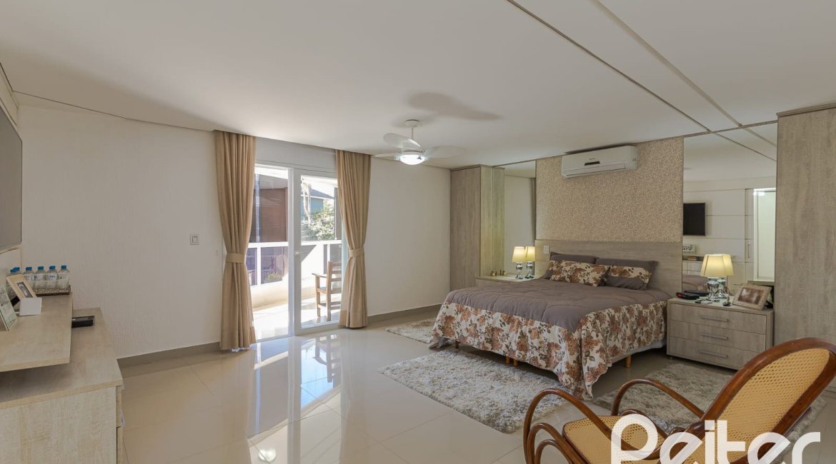 Casa à venda com 268m², 3 dormitórios, 2 suítes, 2 vagas, no bairro Ipanema em Porto Alegre